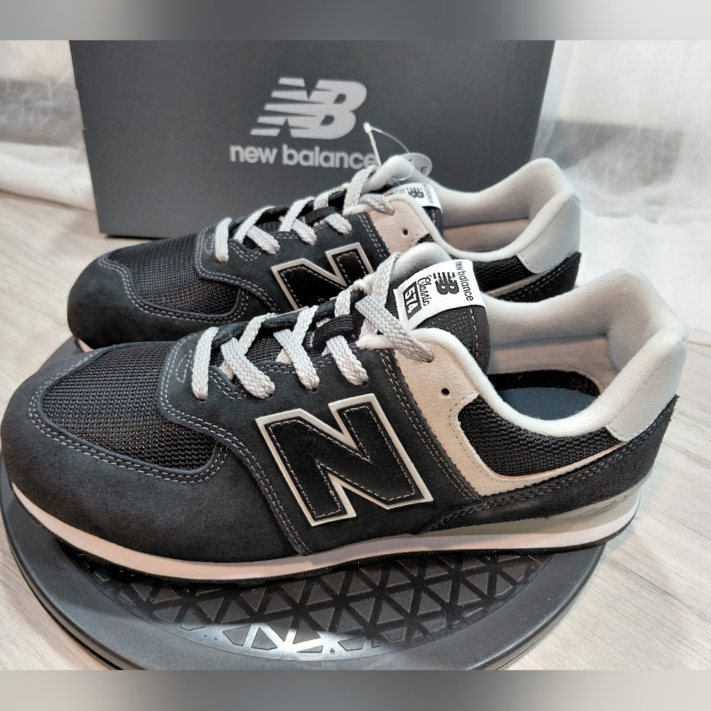 New Balance Womens Classic 574 Black Gray White Sneakers SIZE 8.5 WIDE FIT